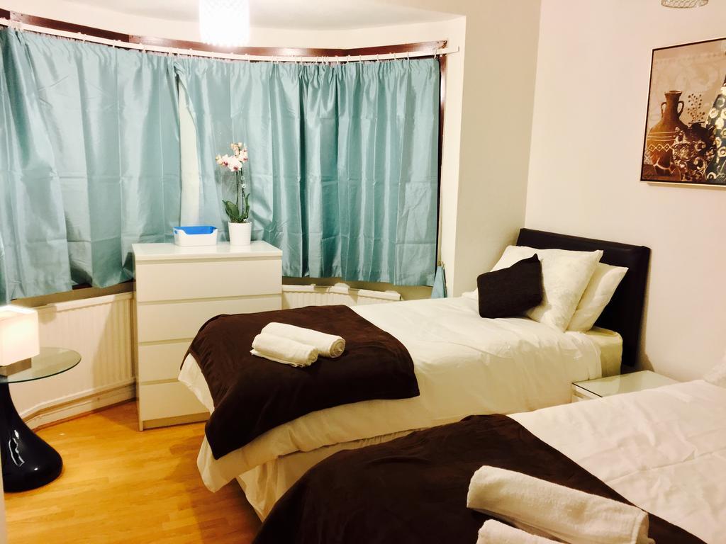 Gable Lodge Лондон Екстериор снимка