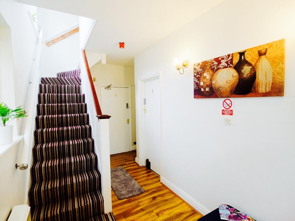 Gable Lodge Лондон Екстериор снимка